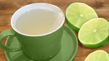 Agua con limón tibia: lo que debes beber al levantarte… mejor que el café.